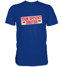 Lade das Bild in den Galerie-Viewer, Gerhard Polt &quot;Man spricht Deutsh&quot; Fanpaket  - Premium Shirt + DVD handsigniert
